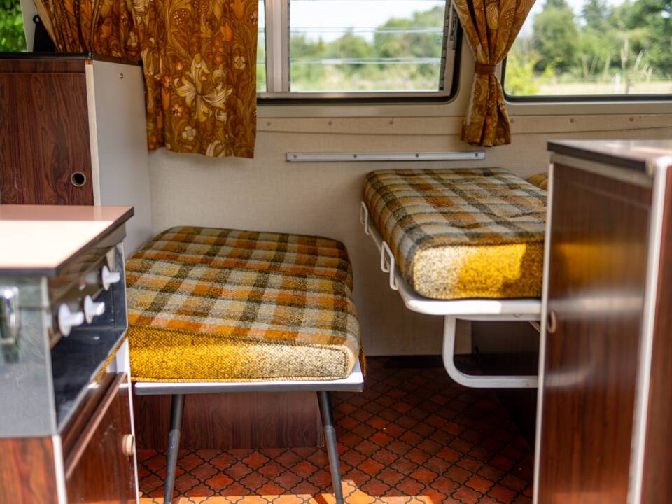 Image 14/47 of Volkswagen T2b Camper (1977)