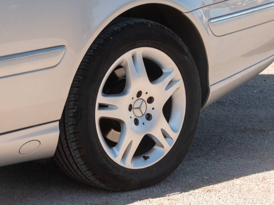 Image 38/50 of Mercedes-Benz CL 500 (2002)