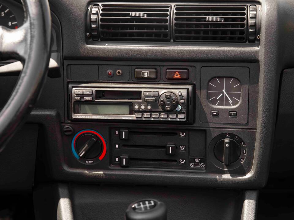 Image 55/70 of BMW 320i (1990)