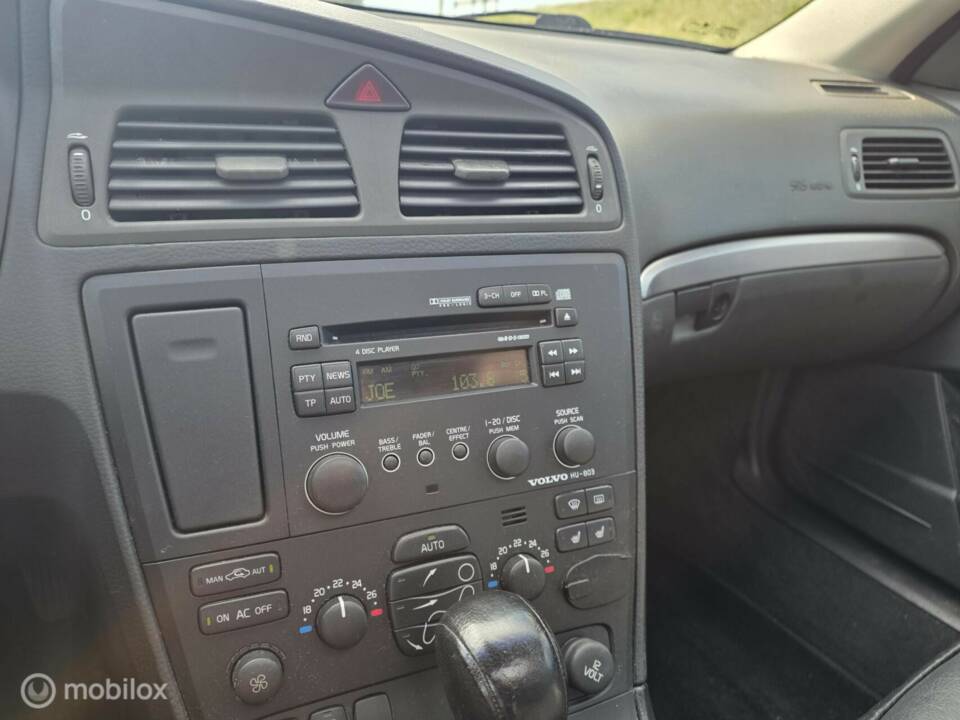 Image 23/40 of Volvo V 70 2.5T (2004)