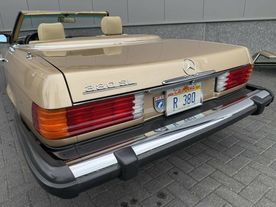 Obraz 13/50 pojazdu Mercedes-Benz 380 SL (1983)