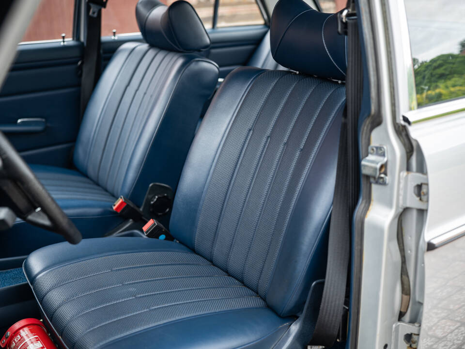 Image 22/63 of Mercedes-Benz 230&#x2F;6 (1974)