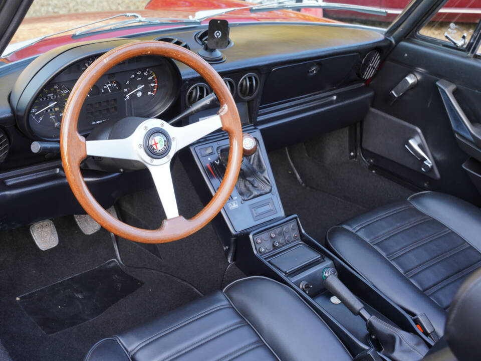 Immagine 9/50 di Alfa Romeo 2.0 Spider (1988)