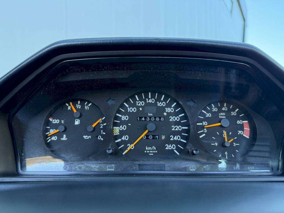 Immagine 14/36 di Mercedes-Benz 500 E (1991)
