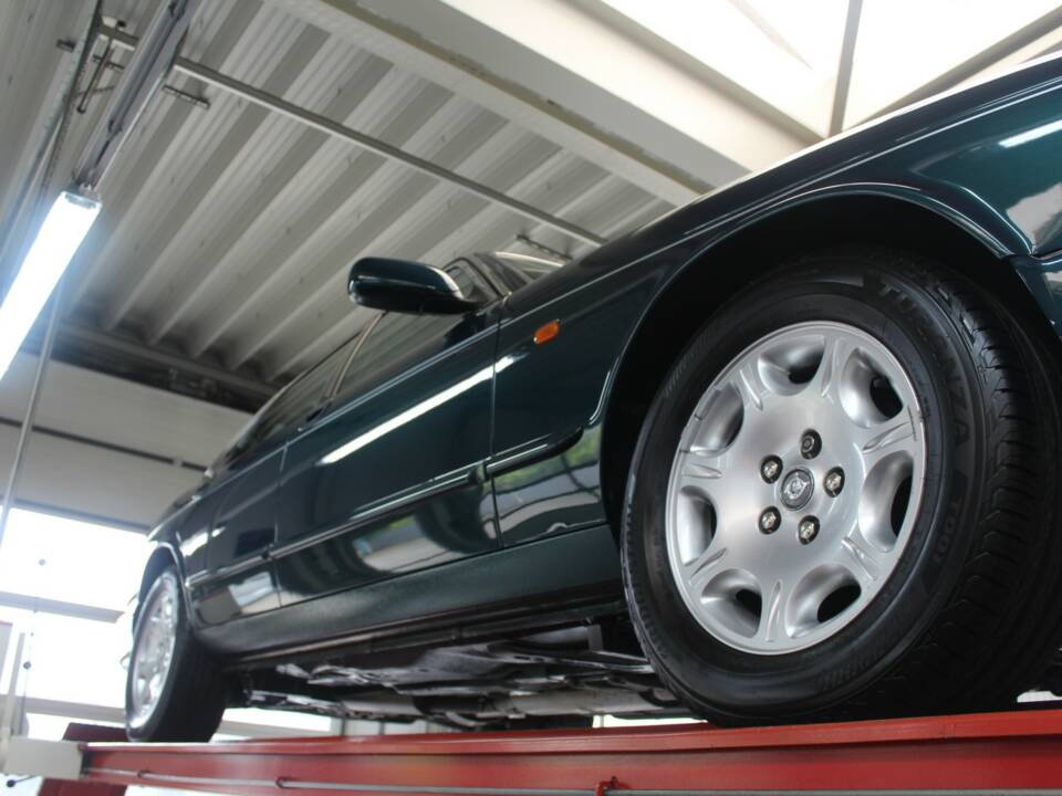 Image 8/50 of Jaguar XJ 8 4.0 Executive (2001)