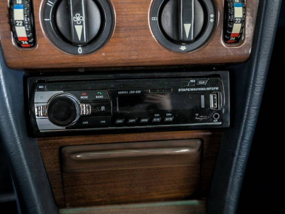 Image 30/50 of Mercedes-Benz 200 (1986)