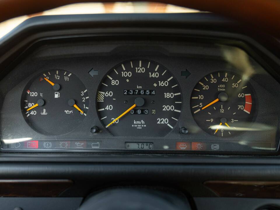 Afbeelding 43/50 van Mercedes-Benz 200 CE (1992)