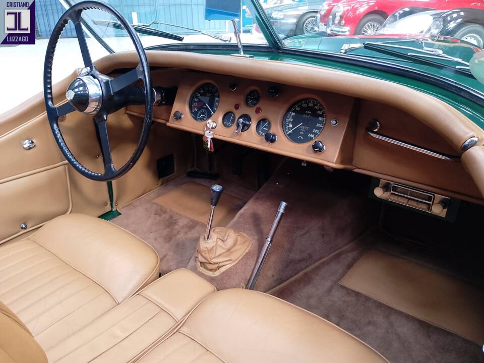 Image 30/57 of Jaguar XK 120 SE OTS (1953)