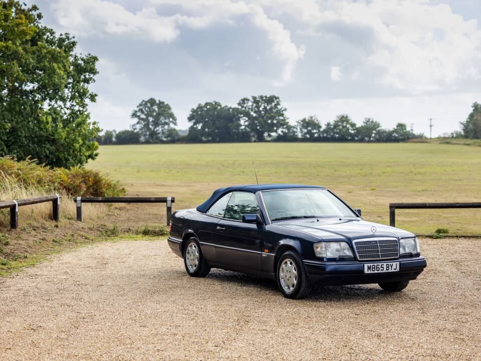 Bild 10/46 von Mercedes-Benz E 320 (1994)