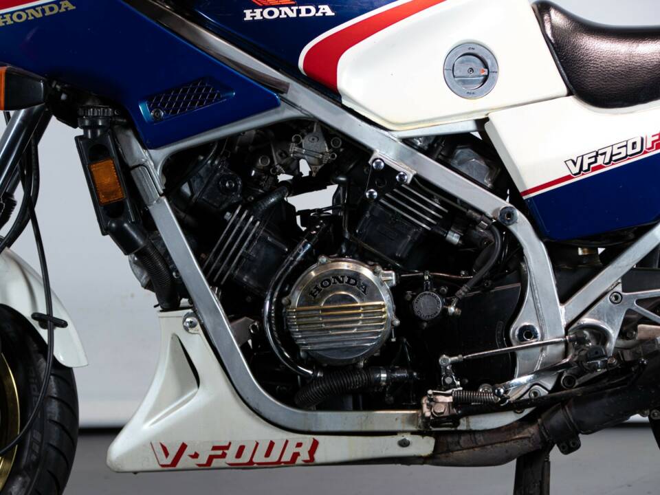 Image 21/50 de Honda VF 750 (1983)