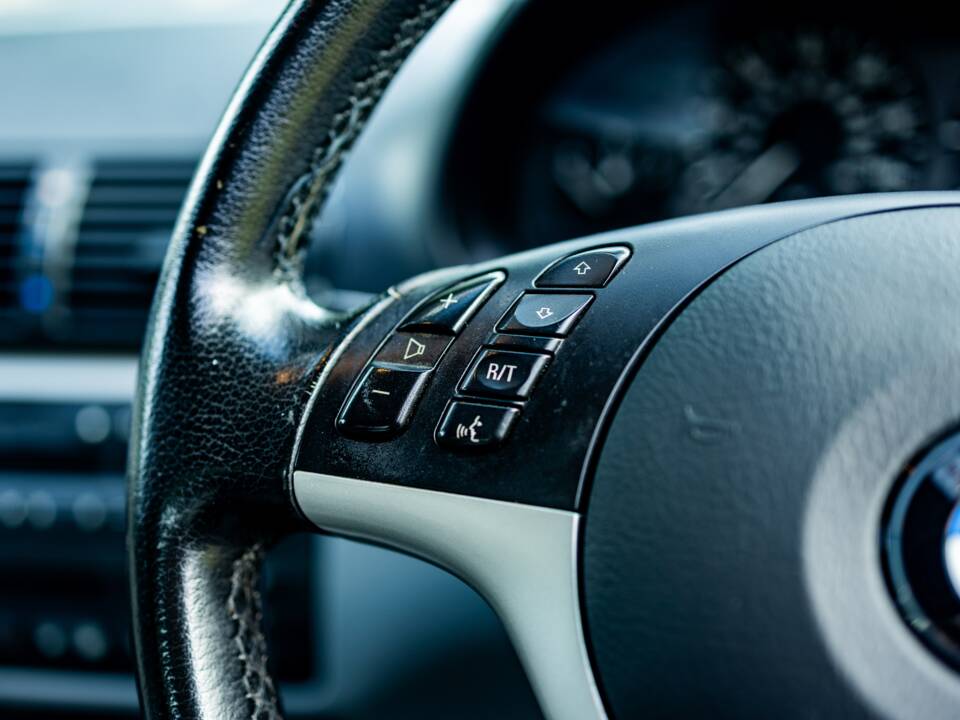 Image 27/38 of BMW 325i (2002)