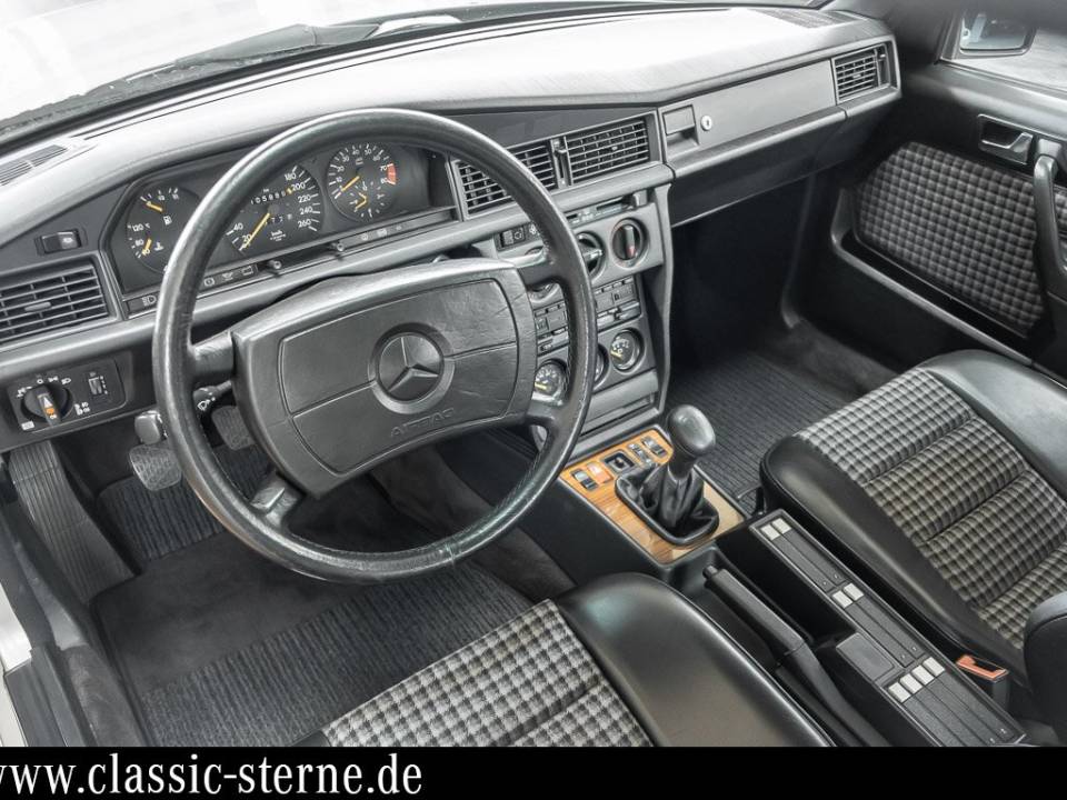 Image 13/15 de Mercedes-Benz 190 E 2.3-16 (1986)