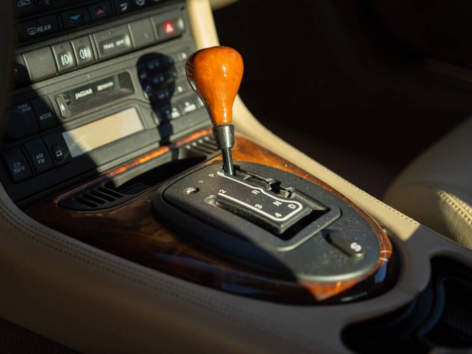Image 44/50 de Jaguar XK8 4.0 (1998)