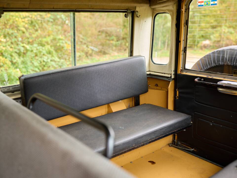 Image 32/42 of Land Rover 110 (1984)