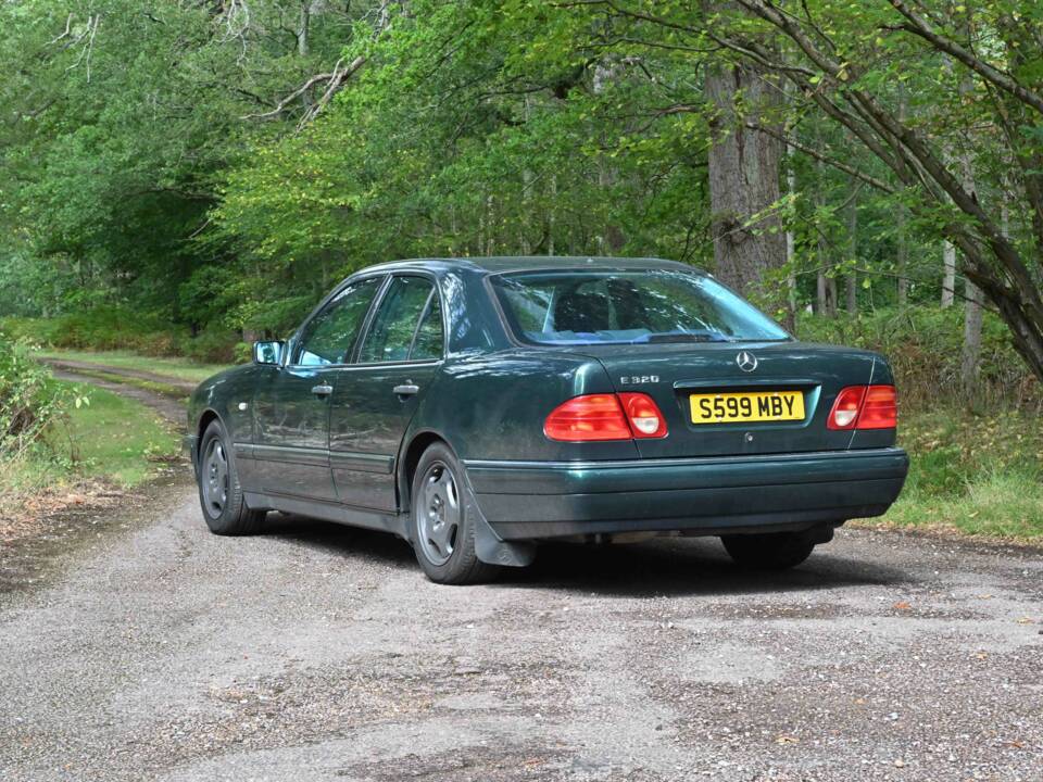 Image 22/50 of Mercedes-Benz E 320 (1998)