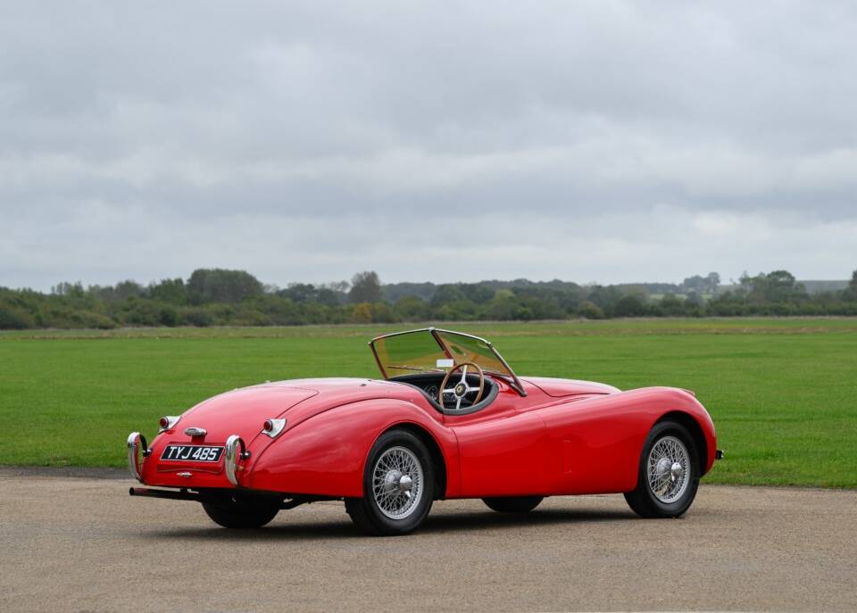 Image 14/37 of Jaguar XK 120 SE OTS (1954)