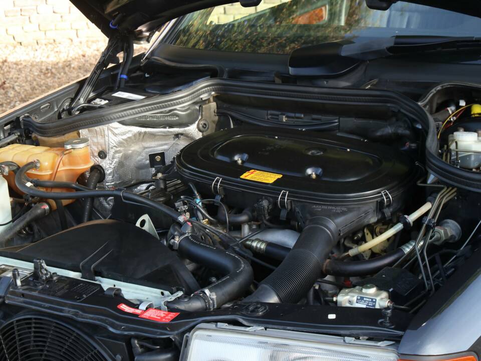 Image 12/50 of Mercedes-Benz 200 E (1992)