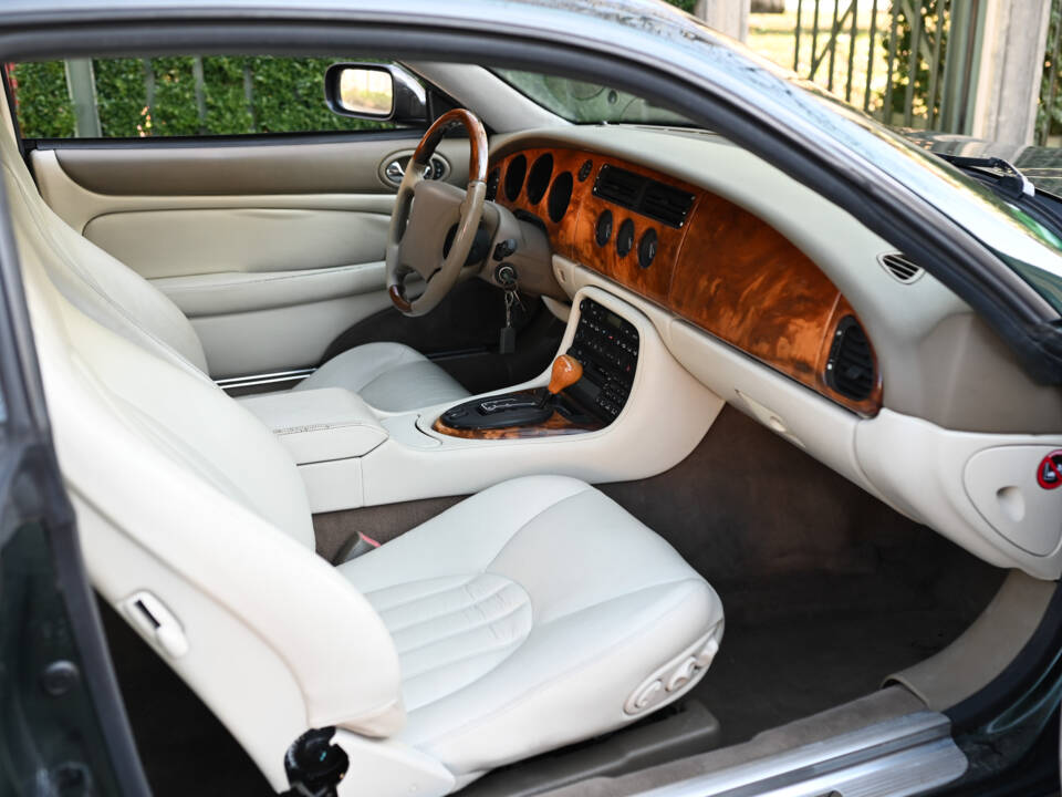 Image 19/23 of Jaguar XK8 4.0 (1998)