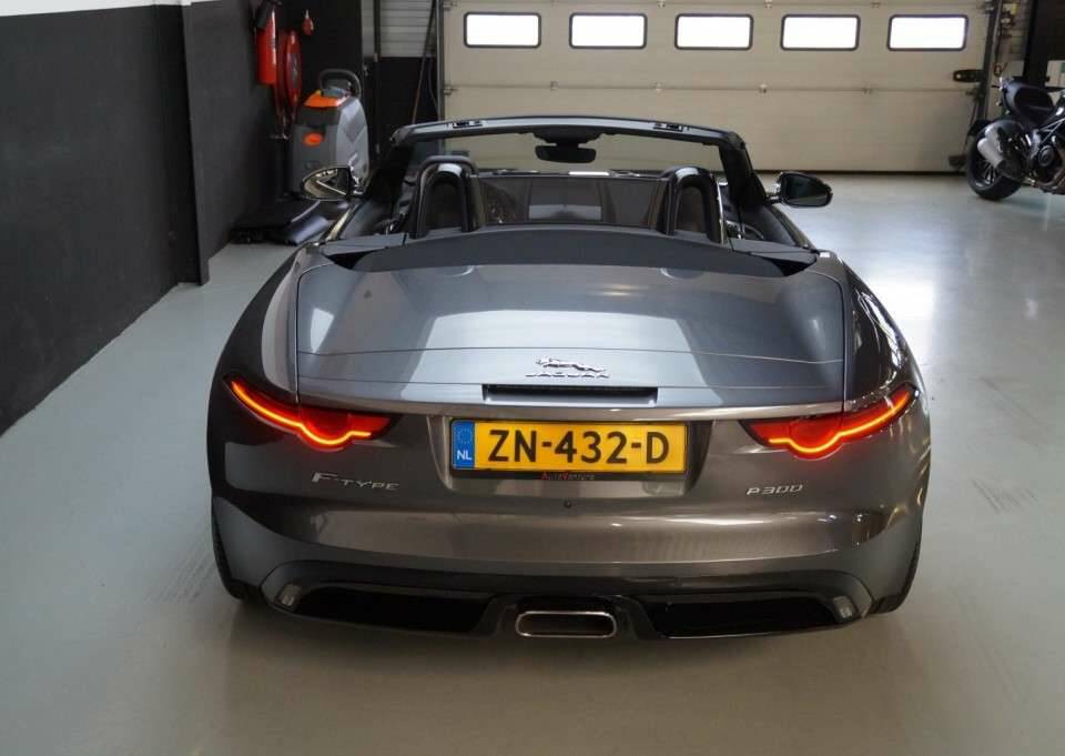 Image 7/50 of Jaguar F-Type (2019)