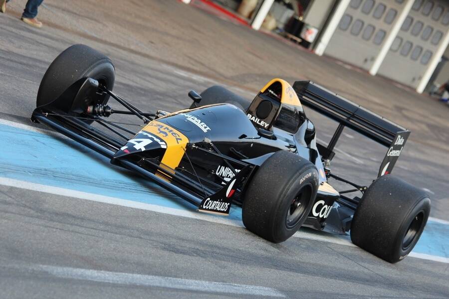 Bild 3/28 von Tyrrell 017 (1988)