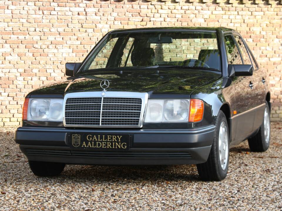 Image 10/50 of Mercedes-Benz 200 E (1992)