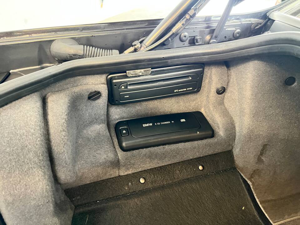 Immagine 28/48 di BMW 740i (2001)