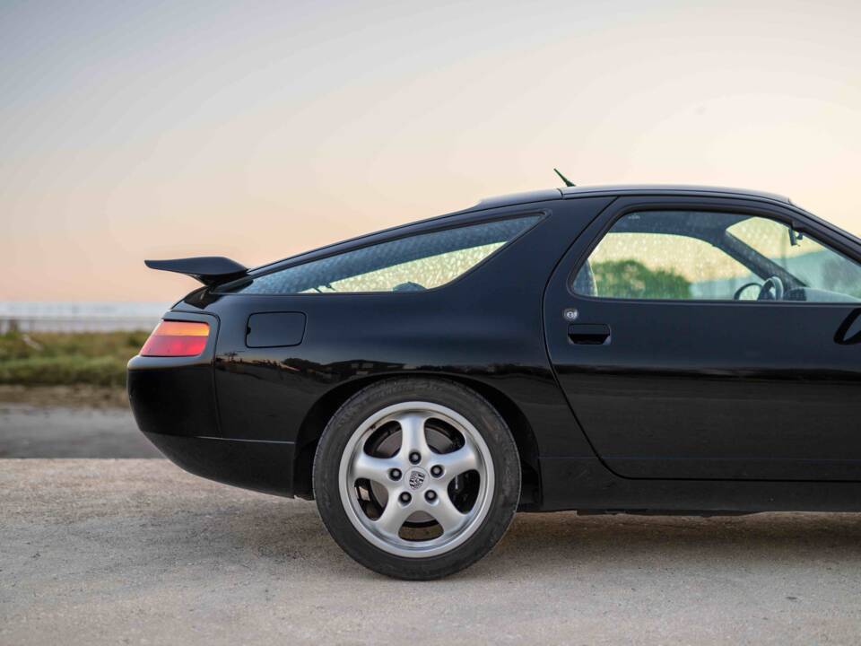Image 17/63 of Porsche 928 GTS (1994)