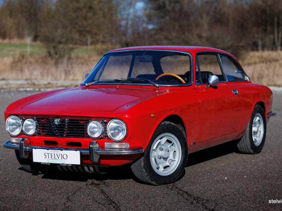 Image 2/43 of Alfa Romeo 2000 GT Veloce (1972)