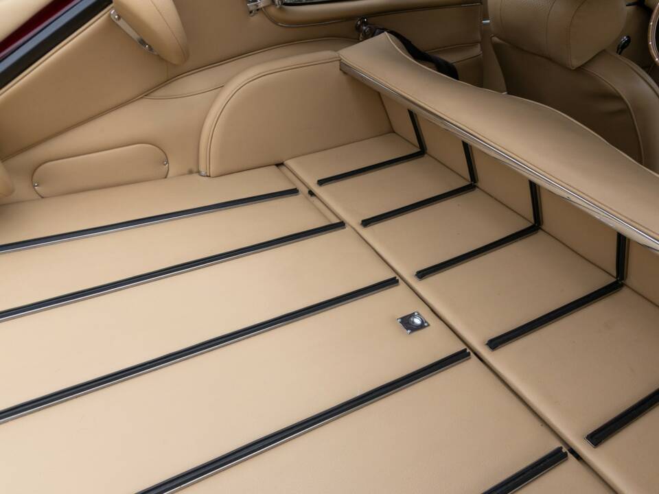 Image 31/50 de Jaguar E-Type (1969)