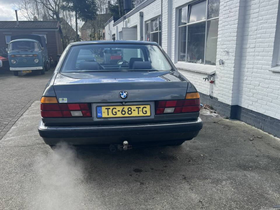 Bild 8/8 von BMW 735i (1988)