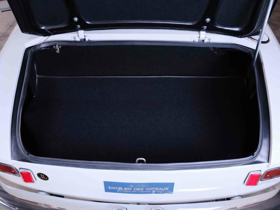 Image 28/36 of Ferrari 330 GT 2+2 (1964)