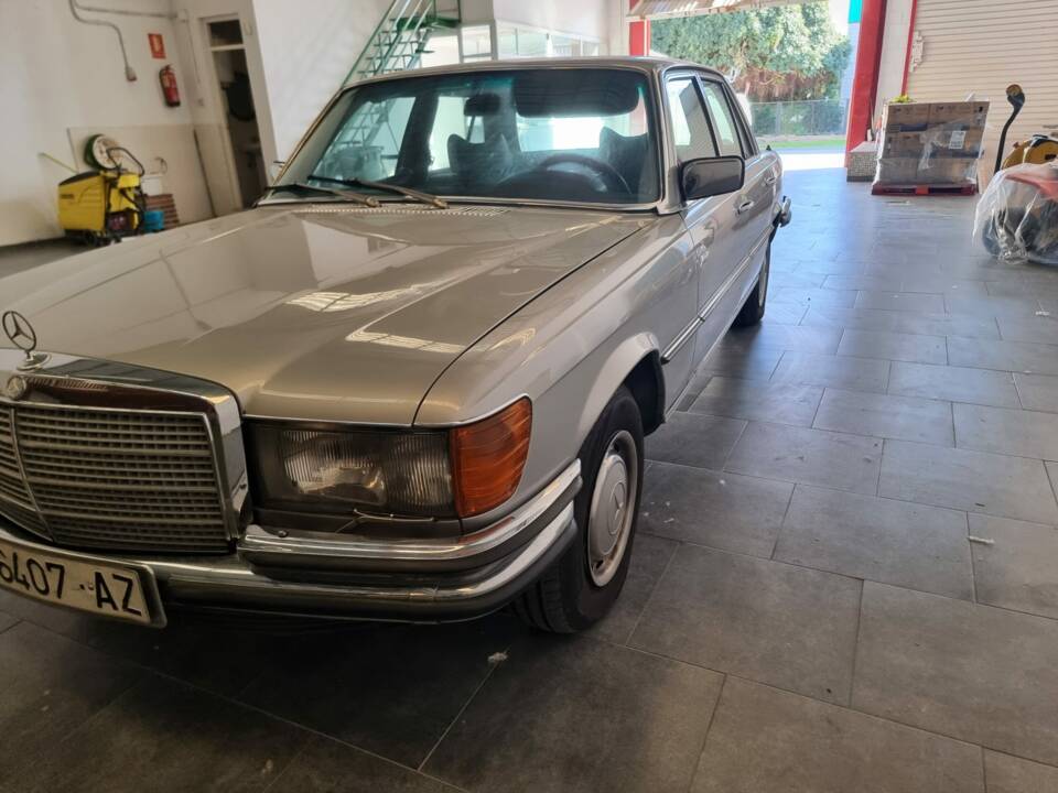 Image 3/8 of Mercedes-Benz 350 SE (1975)