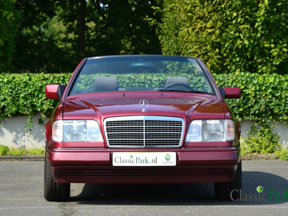 Bild 18/50 von Mercedes-Benz E 200 (1994)