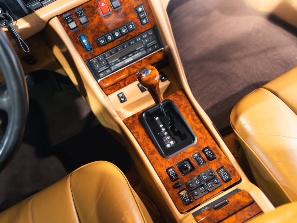 Bild 35/37 von Mercedes-Benz 560 SEC (1990)