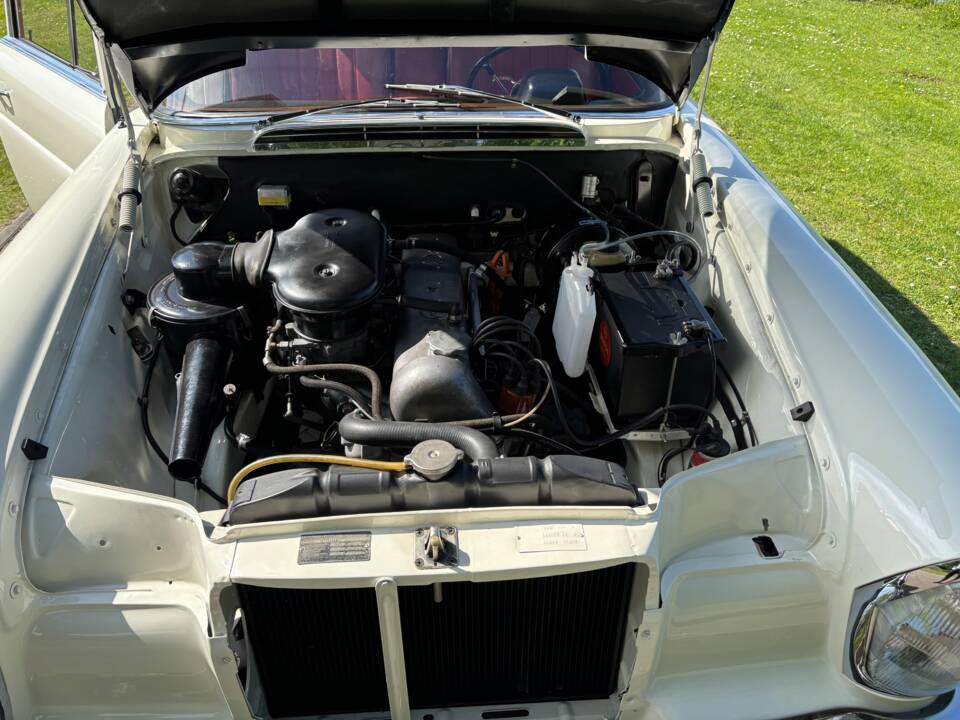 Image 30/64 of Mercedes-Benz 220 S b (1965)