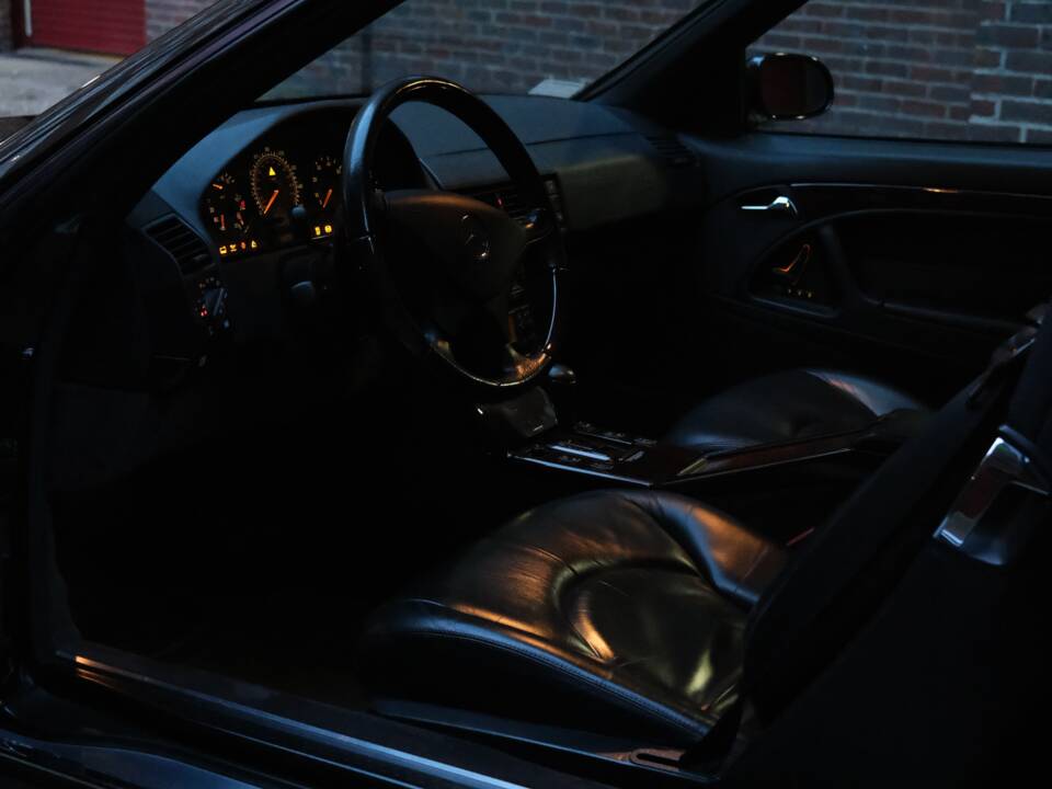 Image 83/100 of Mercedes-Benz SL 600 (1998)