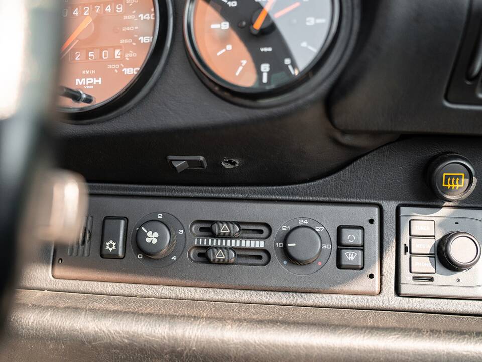 Image 38/48 of Porsche 911 Carrera 4 (1992)