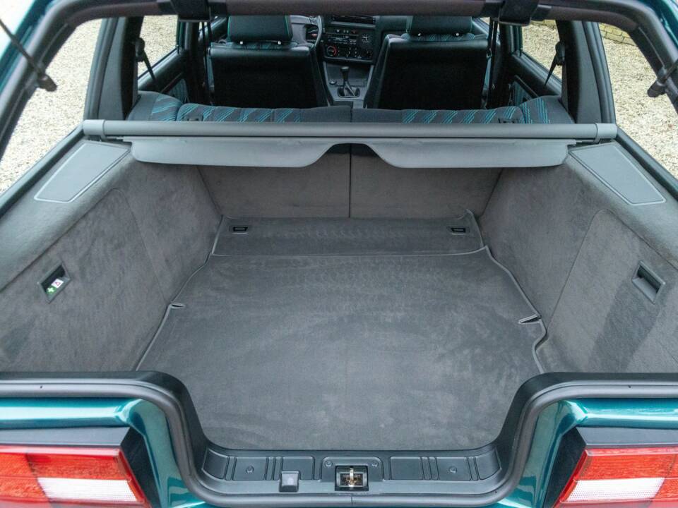 Image 19/50 of BMW 316i Touring (1993)