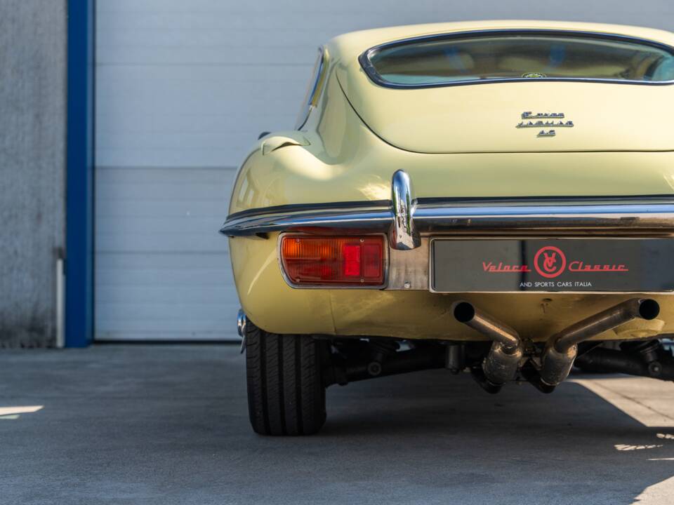 Image 24/78 de Jaguar E-Type (1969)