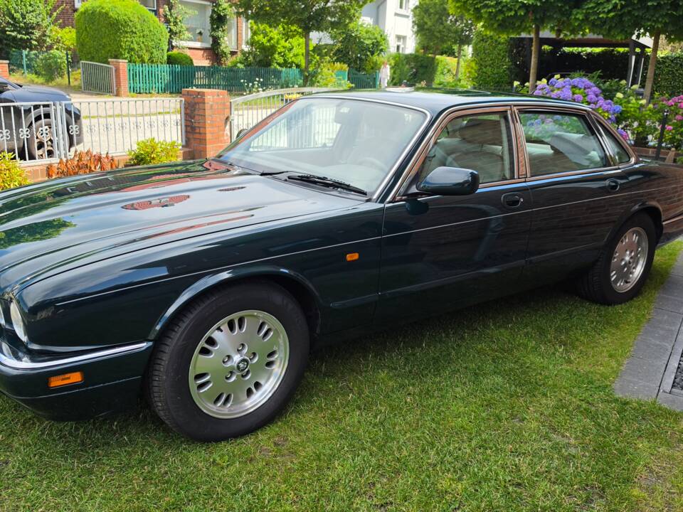 Image 8/26 of Jaguar XJ 6 4.0 Sovereign (1996)
