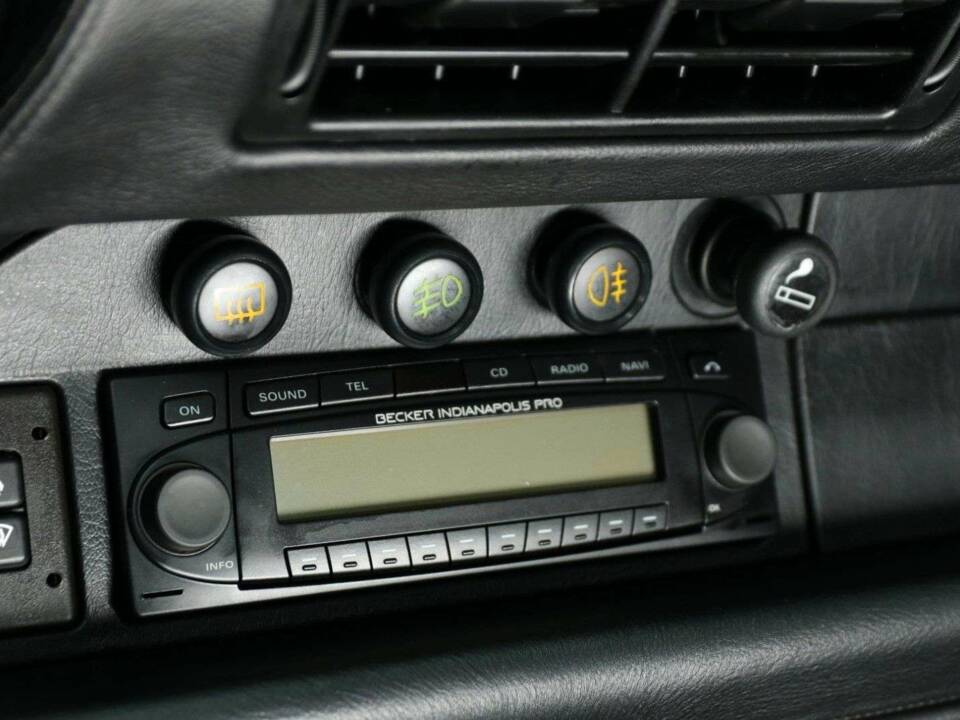 Image 16/30 of Porsche 911 Carrera 2 (WTL) (1993)
