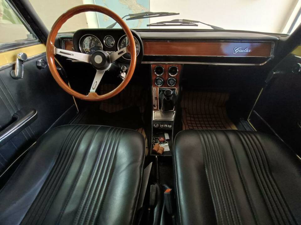 Imagen 33/50 de Alfa Romeo Giulia Nuova Super 1300 (1975)