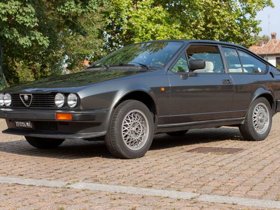 Image 1/10 of Alfa Romeo GTV 2.0 (1981)