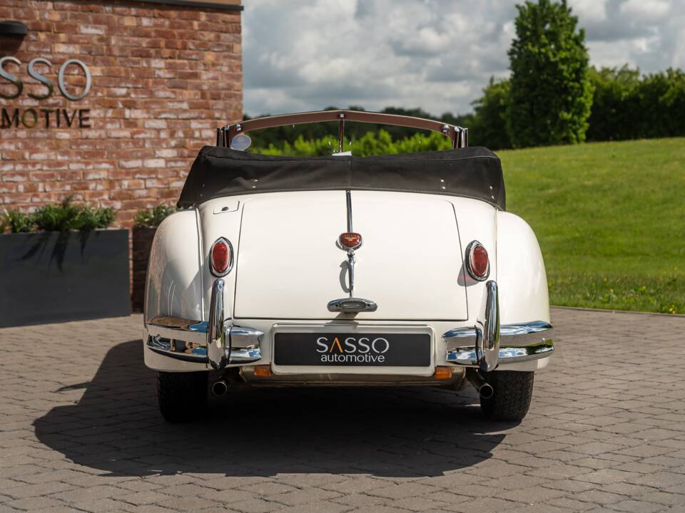 Image 22/58 of Jaguar XK 140 SE DHC (1955)