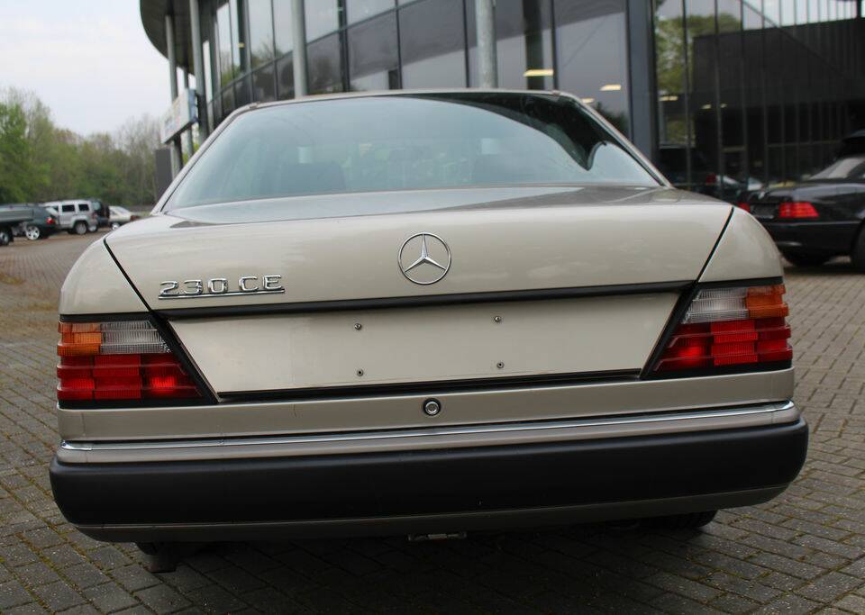 Bild 7/8 von Mercedes-Benz 230 CE (1991)
