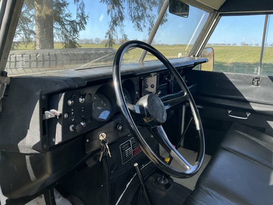 Image 2/8 of Land Rover 109 (1977)