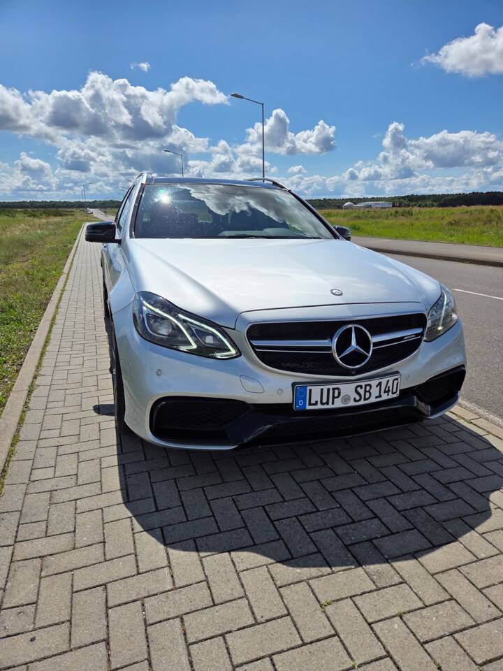 Immagine 4/11 di Mercedes-Benz E 63 S AMG 4MATIC T (2013)