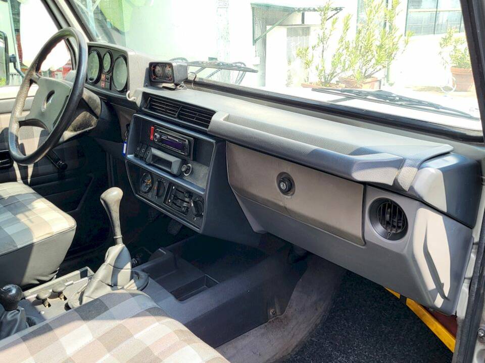 Image 35/55 of Mercedes-Benz 200 GE (SWB) (1990)