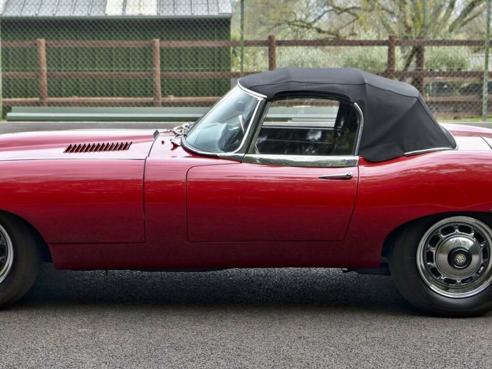Image 13/49 de Jaguar E-Type (1970)