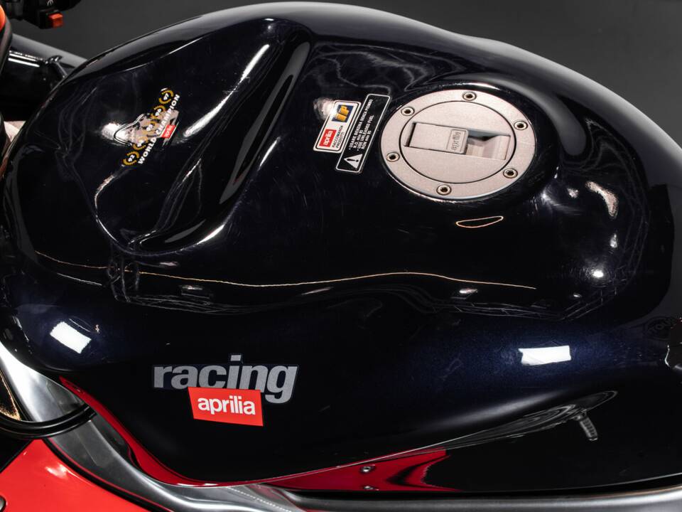 Image 16/32 of Aprilia RSV 1000 R (1999)